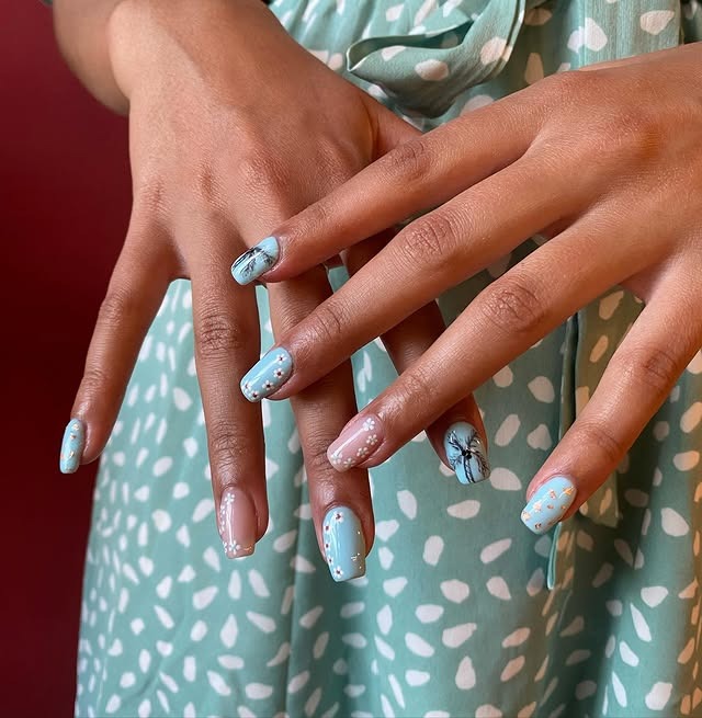 Repousse un mois nail art fleurs